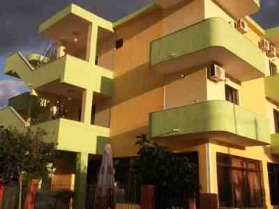 Tani's Guesthouse & Bar